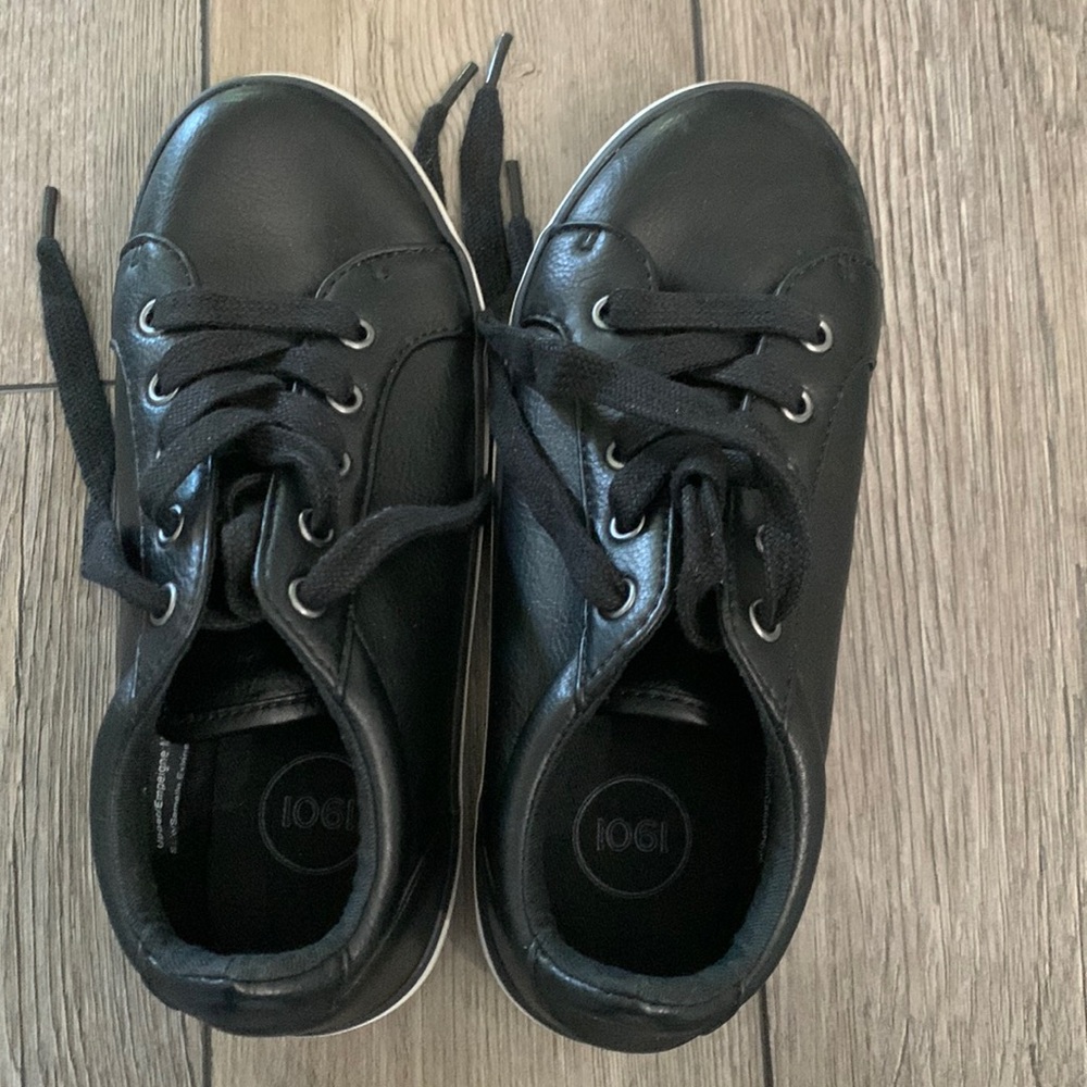1901 Nordstrom Brand Kids Size 1M Black Dress Sneakers